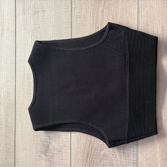 Aritzia Babaton Black v-neck Ribbed Knit Crop Top - Picture 4 of 6